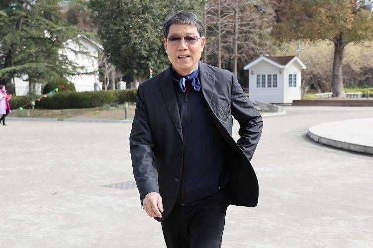 他揉捏她两乳不停呻
